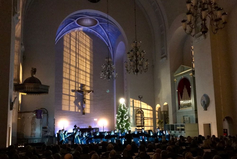 Värinä laulaa Rauhaa-konsertissa pimeässä Paavalin kirkossa. (Kuvaaja: Kari Österberg)
